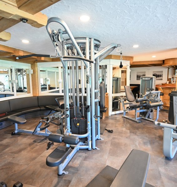 Einblick in das Fitnessstudio im Naturhotel Waldesruhe in Oberstdorf.