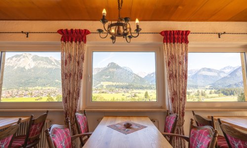Einblick in das Restaurant im Naturhotel Waldesruhe in Oberstdorf.