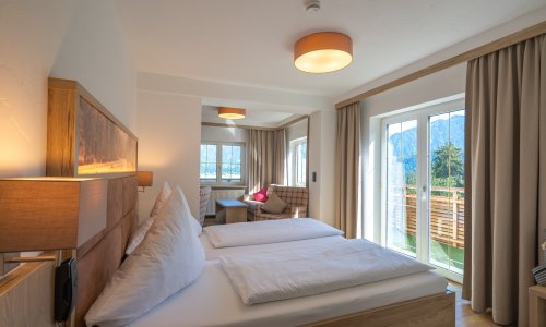 Einblick in ein Zimmer im Naturhotel Waldesruhe in Oberstdorf.