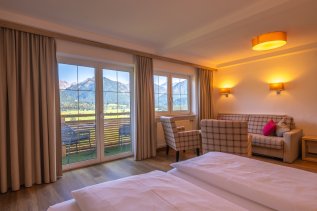 Einblick in ein Zimmer im Naturhotel Waldesruhe in Oberstdorf.
