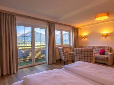 Einblick in ein Zimmer im Naturhotel Waldesruhe in Oberstdorf.