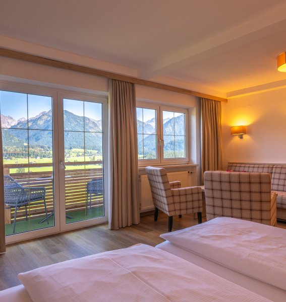 Einblick in ein Zimmer im Naturhotel Waldesruhe in Oberstdorf.