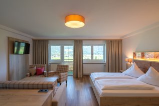 Einblick in ein Zimmer im Naturhotel Waldesruhe in Oberstdorf.