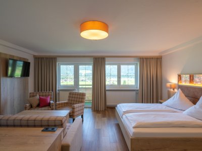 Einblick in ein Zimmer im Naturhotel Waldesruhe in Oberstdorf.