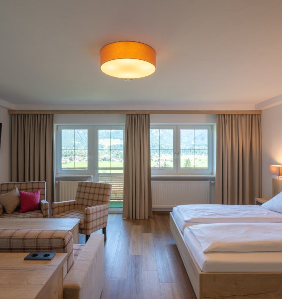 Einblick in ein Zimmer im Naturhotel Waldesruhe in Oberstdorf.