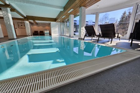Blick auf den Innenpool im Naturhotel Waldesruhe in Oberstdorf.