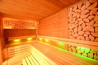 Einblick in die Sauna im Naturhotel Waldesruhe in Oberstdorf.