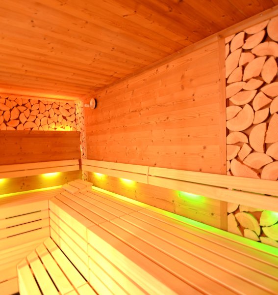 Einblick in die Sauna im Naturhotel Waldesruhe in Oberstdorf.