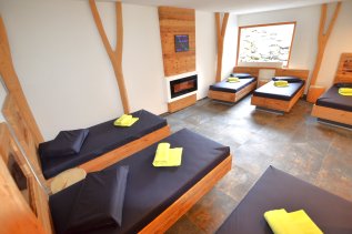 Einblick in einen Ruheraum im Wellnessbereich im Naturhotel Waldesruhe in Oberstdorf.