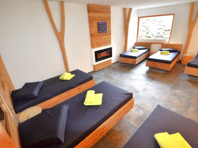 Einblick in einen Ruheraum im Wellnessbereich im Naturhotel Waldesruhe in Oberstdorf.
