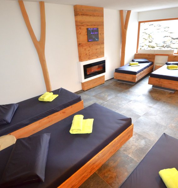 Einblick in einen Ruheraum im Wellnessbereich im Naturhotel Waldesruhe in Oberstdorf.