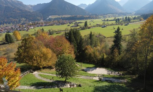 Ausblick vom Naturhotel Waldesruhe im Herbst in Oberstdorf.