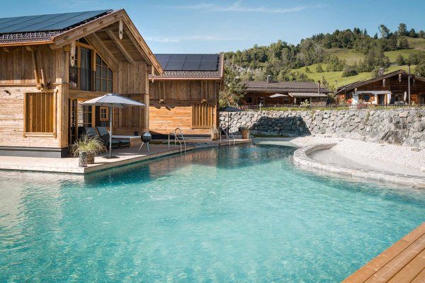 Blick auf die Chalets mit Pool in den Alpzitt Chaltes im Dorf in Burgberg.