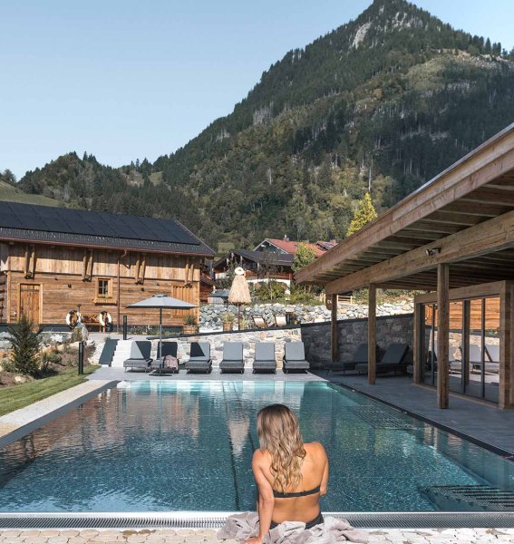 Blick auf den Außenpool der Alpzitt Chalets im Dorf in Burgberg.