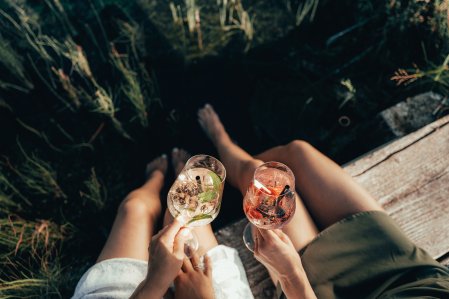 Gäste genießen einen Aperitif in den Alpzitt Chalets in Burgberg.