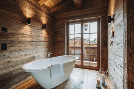 Eine freistehende Badewanne in den Alpzitt Chalets im Dorf in Burgberg.