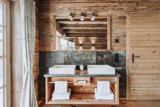 Einblick in ein Badezimmer in den Alpzitt Chalets in Burgberg.