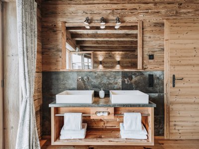 Einblick in ein Badezimmer in den Alpzitt Chalets in Burgberg.
