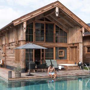 Blick auf ein Chalet der Alpzitt Chalets in Burgberg.