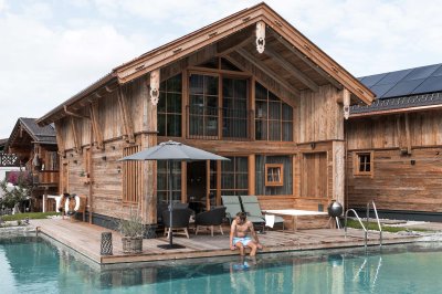 Blick auf ein Chalet der Alpzitt Chalets in Burgberg.