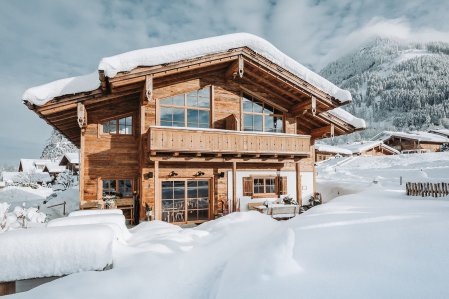 Blick auf ein Chalet im Winter in den Alpzitt Chalets in Burgberg.