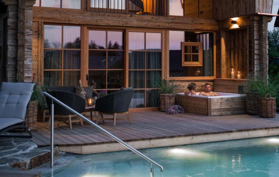 Gäste relaxen im Wirlpool in den Alpzitt Chalets in Burgberg.