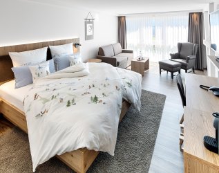 Einblick in ein Zimmer im Hotel Kühberg in Oberstdorf.