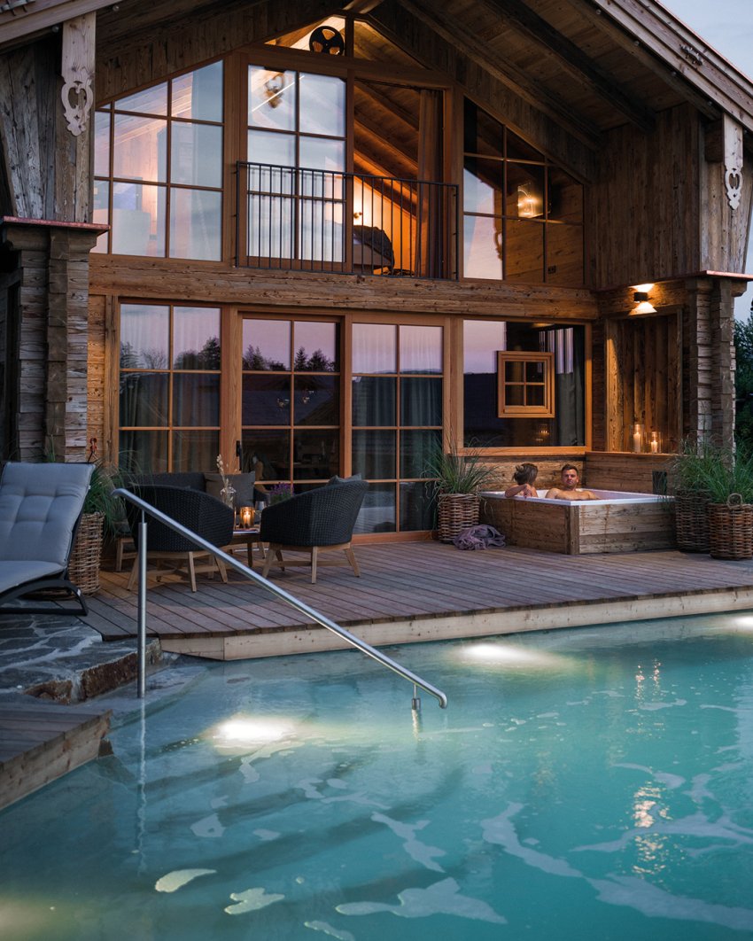 Alpzitt Chalets im Dorf Whirlpool Gäste relaxen im Whirlpool in einem Chalet in den Alpzitt Chalets in Burgberg.