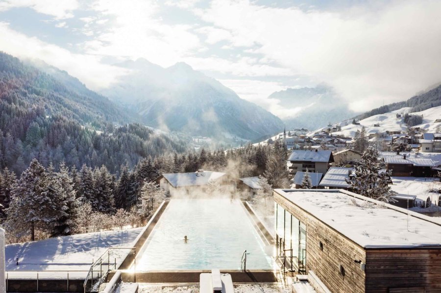 A-ROSA Ifen Hotel Kleinwalsertal Pool Winter Der Außenpool im Winter in A-ROSA Ifen Hotel Kleinwalsertal in Hirschegg.