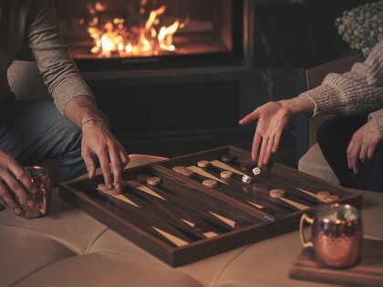 A-ROSA Ifen Hotel Kleinwalsertal Kamin Gäste spielen ein Spiel am Kamin im A-ROSA Ifen Hotel Kleinwalsertal in Hirschegg.