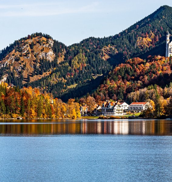 Das Ameron Neuschwanstein Alpsee Resort und Spa in Schwangau von Außen im Herbst.
