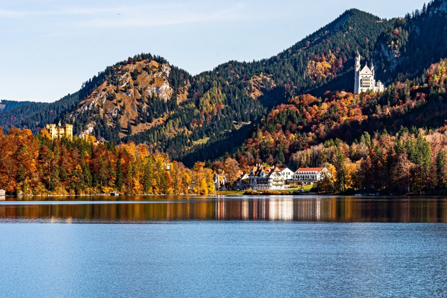 AMERON Neuschwanstein Außenansicht Herbst Das Ameron Neuschwanstein Alpsee Resort und Spa in Schwangau von Außen im Herbst.