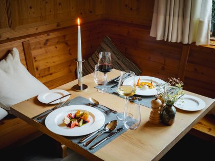 AMERON Neuschwanstein Restaurant Blick auf einen gedeckten Tisch im Ameron Neuschwanstein Alpsee Resort und Spa in Schwangau.