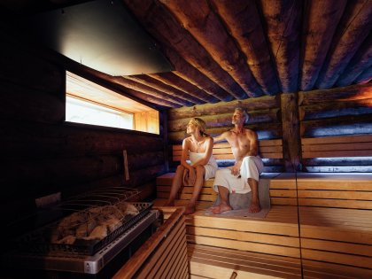 A-ROSA Ifen Hotel Kleinwalsertal Sauna Ein Paar entspannt in der Sauna im A-ROSA Ifen Hotel Kleinwalsertal in Hirschegg.