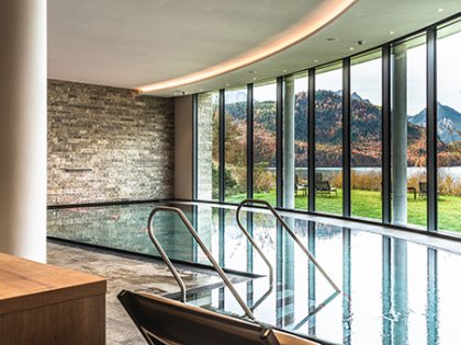 AMERON Neuschwanstein Pool Der Innenpool im Ameron Neuschwanstein Alpsee Resort und Spa im Herbst in Schwangau.