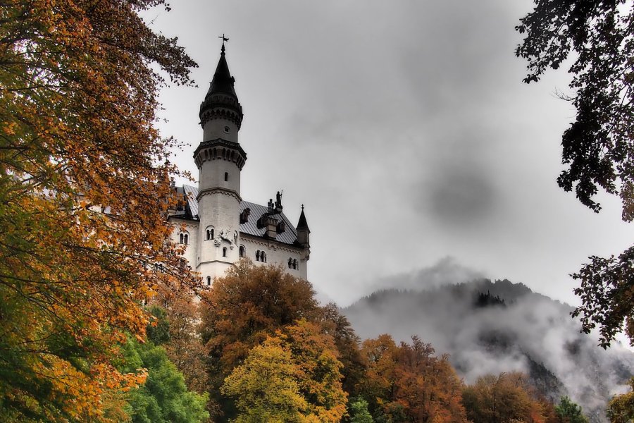 Hotel Bannwaldsee Schloss Neuschwanstein Blick auf das Schloss Neuschwanstein im Herbst in der Nähe des Hotels Bannwaldsee in Halblech.