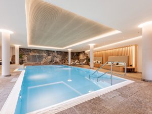 Blick auf den Innenpool im Hotel Bayerischer Hof in Oberstaufen.