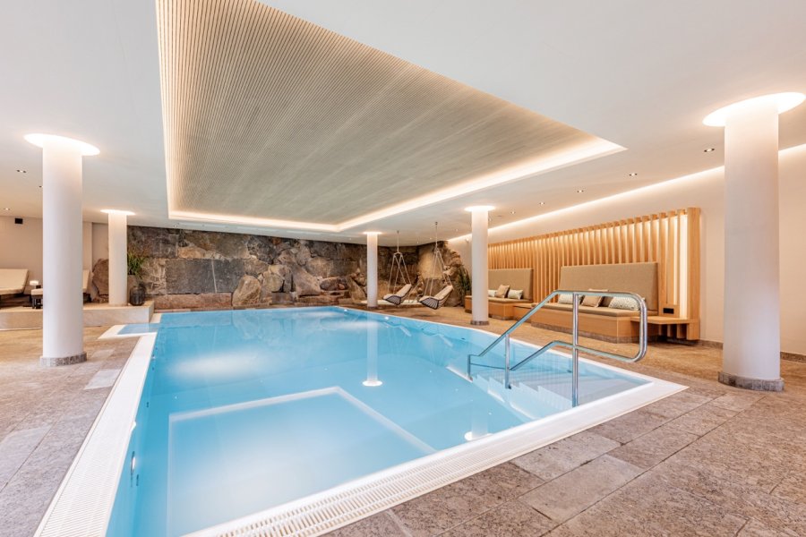 Bayerischer Hof Pool Blick auf den Innenpool im Hotel Bayerischer Hof in Oberstaufen.