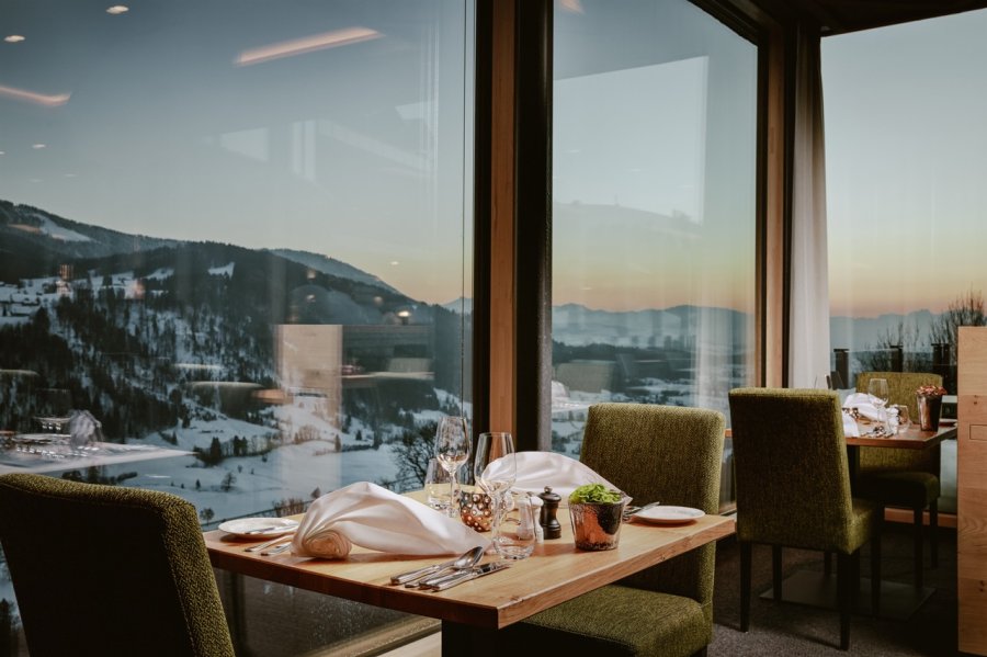 Bergkristall Mein Resort im Allgäu Restaurant Einblick in das Restaurant im Resort Bergkristall in Oberstaufen.