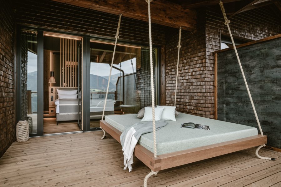 Bergkristall Mein Resort im Allgäu Zimmer Ein Hängebett auf dem Balkon eines Zimmers im Resort Bergkristall in Oberstaufen.