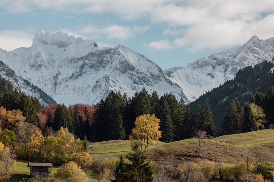 Das Freiberg Romantik Hotel Berglandschaft Im Tal Herbst und in den Bergen Schnee in der Nähe des Hotels das Freiberg in Oberstdorf.