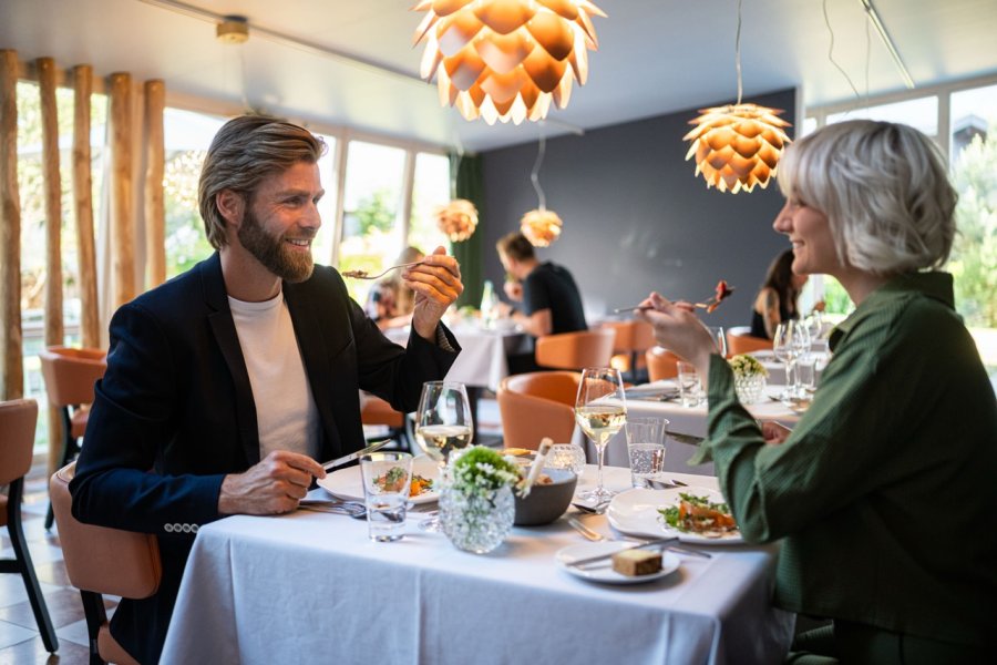 Das Freiberg Romantik Hotel Restaurant Gäste genießen das Essen im Hotel das Freiberg in Oberstdorf.