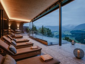 Blick auf den Pool im Resort Bergkristall in Oberstaufen.