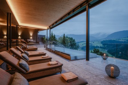 Blick auf den Pool im Resort Bergkristall in Oberstaufen.