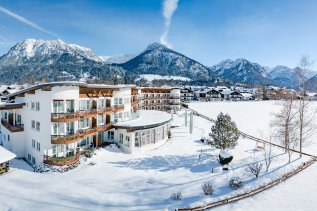 Außenansicht des Alpenhof Oberstdorf Hotel & SPA im Winter.