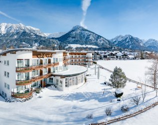 Außenansicht des Alpenhof Oberstdorf Hotel & SPA im Winter.