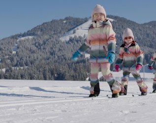 Kinder beim Skifahren im Winter in der Nähe des Hotels Torgheles Wald & Fluh in Balderschwang.