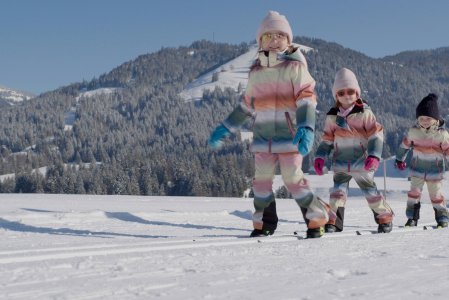 Kinder beim Skifahren im Winter in der Nähe des Hotels Torgheles Wald & Fluh in Balderschwang.