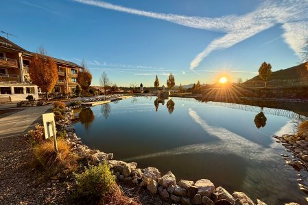Hotel Nesselwanger Hof Naturbadesee Blick auf den Naturbadesee bei Sonnenaufgang im Herbst im Hotel Nesselwanger Hof in Nesselwang.