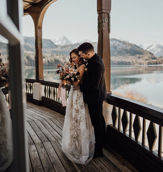 Ein Brautpaar im Ameron Neuschwanstein Alpsee Resort & Spa in Hohenschwangau.